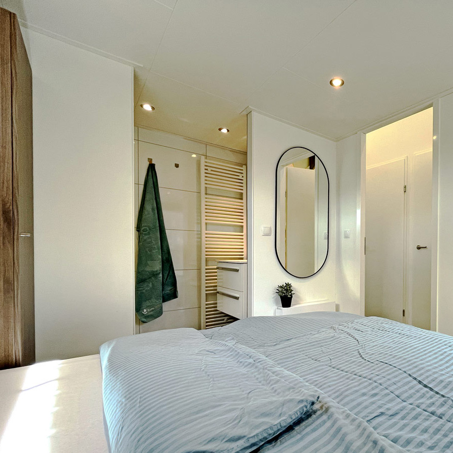 Das Ferienhaus Notenboom 26, Schlafzimmer 1 im Erdgeschoss mit eigenem Bad Das Ferienhaus Notenboom 26, Schlafzimmer 1 im Erdgeschoss mit eigenem Bad Q