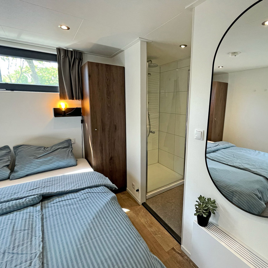 Das Ferienhaus Notenboom 26, Schlafzimmer 1 im Erdgeschoss mit eigenem Bad Das Ferienhaus Notenboom 26, Schlafzimmer 1 im Erdgeschoss mit eigenem Bad Q