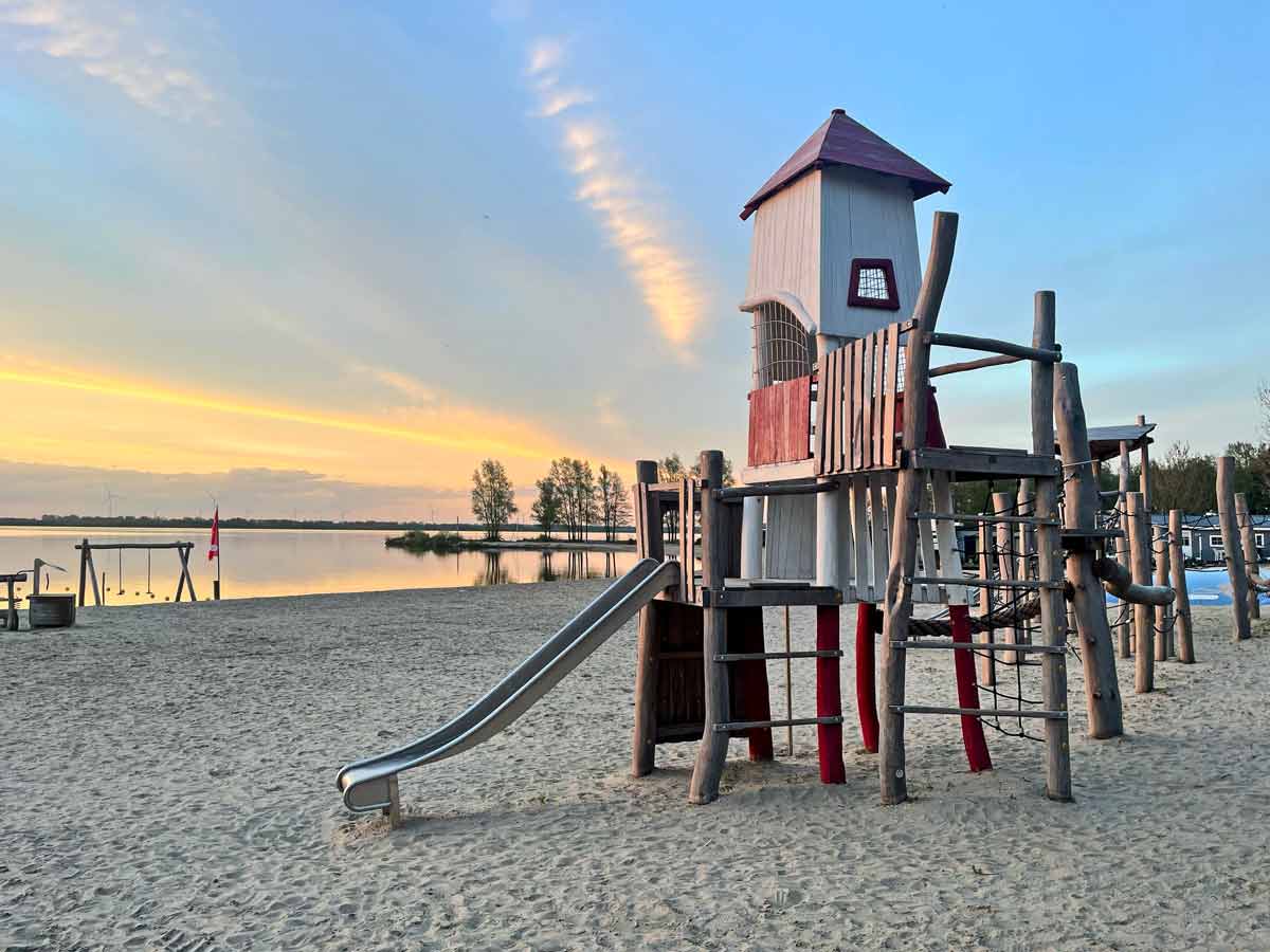Klettergeruest am Strand im EuroParc Bad Hoophuizen | Das Ferienhaus Notenboom 26